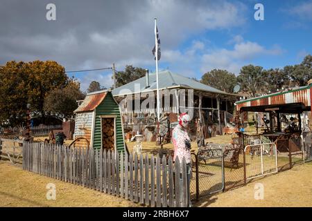 Juillet 2023, Sofala ancienne ville minière de l'or et maison de village Rustlers Roost avec de l'art de la métallurgie rouillée et des objets de collection, Nouvelle-Galles du Sud, Australie Banque D'Images