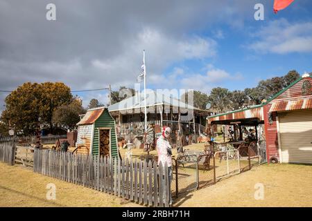 Juillet 2023, Sofala ancienne ville minière de l'or et maison de village Rustlers Roost avec de l'art de la métallurgie rouillée et des objets de collection, Nouvelle-Galles du Sud, Australie Banque D'Images