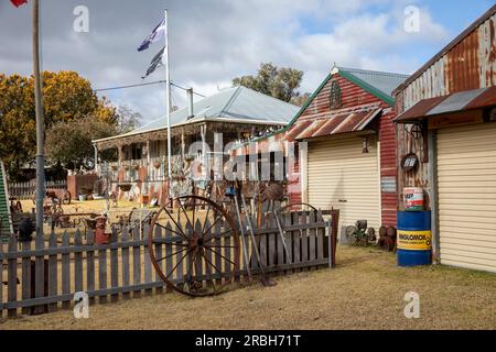 Juillet 2023, Sofala ancienne ville minière de l'or et maison de village Rustlers Roost avec de l'art de la métallurgie rouillée et des objets de collection, Nouvelle-Galles du Sud, Australie Banque D'Images