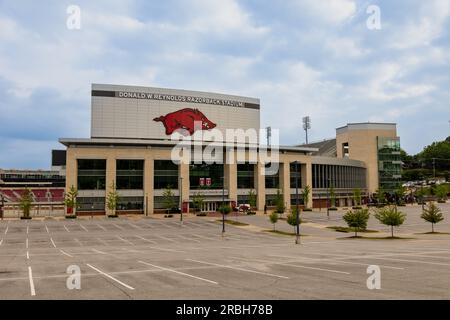 Fayetteville, AR - 7 mai 2023 : Donald W. Reynolds Razorback Stadium, stade de football de l'Université de l'Arkansas Banque D'Images