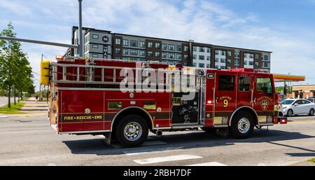 Fayetteville, AR - 8 mai 2023 : Fayetteville, AR camion de pompiers répondant à un appel. Banque D'Images