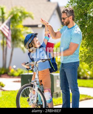 père et fils en plein air. je m'amuse. père et fils profitant d'une balade à vélo ensemble. duo fils et père actifs à vélo à travers la campagne pittoresque sur Banque D'Images