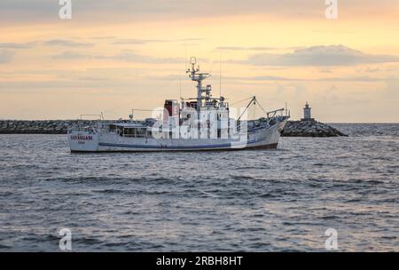 Navire de patrouille des pêches M/y Sarangani ancré dans la baie de Manille près du Yacht Club, navire de soutien de la pêche aux Philippines, navire philippin Banque D'Images