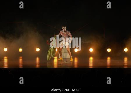 Pinhal Novo, Portugal. 09 juillet 2023. Albano, spectacle de cirque présenté par Rui Paixao du Portugal, lors de la dernière journée du 12e FIG - Festival Internacional de Gigantes (Festival International des géants). Pendant les trois jours, plus de 30 spectacles ont été présentés, où les formes animées contemporaines et traditionnelles, le théâtre physique et les objets ont fortement prévalu. (Photo Bruno de Carvalho/SOPA Images/Sipa USA) crédit : SIPA USA/Alamy Live News Banque D'Images