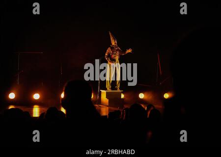 Pinhal Novo, Portugal. 09 juillet 2023. Albano, spectacle de cirque présenté par Rui Paixao du Portugal, lors de la dernière journée du 12e FIG - Festival Internacional de Gigantes (Festival International des géants). Pendant les trois jours, plus de 30 spectacles ont été présentés, où les formes animées contemporaines et traditionnelles, le théâtre physique et les objets ont fortement prévalu. (Photo Bruno de Carvalho/SOPA Images/Sipa USA) crédit : SIPA USA/Alamy Live News Banque D'Images