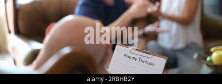 Psychologue mâle à la séance de psychothérapie avec un couple en charge Banque D'Images