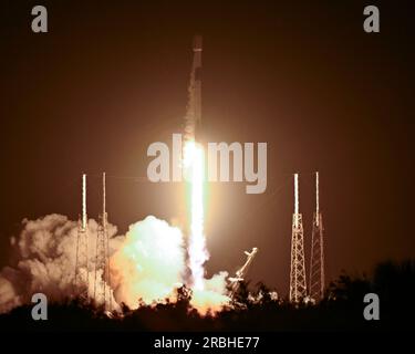 Cape Canaveral, Floride, États-Unis. 10 juillet 2023. Une fusée SpaceX Falcon 9 lance 22 satellites 'Starlink' à 11:58 PM depuis le complexe 40 de la Station spatiale Cape Canaveral, Floride, le dimanche 9 juillet 2023. La charge utile est soulevée sur SpaceX Booster 1058. C'est une 16e fois que ce booster spécifique est utilisé pour lancer des satellites en orbite. Photo de Joe Marino/UPI crédit : UPI/Alamy Live News crédit : UPI/Alamy Live News Banque D'Images