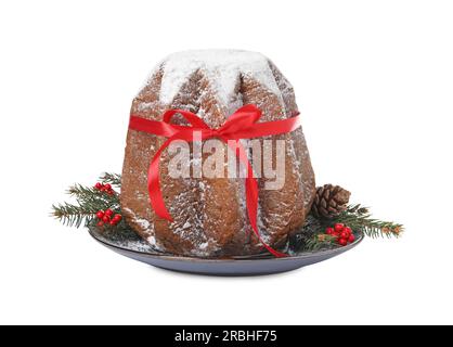Délicieux gâteau Pandoro avec sucre en poudre et arc rouge, décor de Noël sur fond blanc. Pâtisserie italienne traditionnelle Banque D'Images