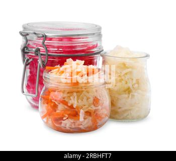 Délicieuse choucroute préparée selon différentes recettes sur fond blanc Banque D'Images
