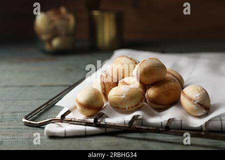 Petits gâteaux faits maison en noyer fraîchement sortis du four, en gros plan Banque D'Images