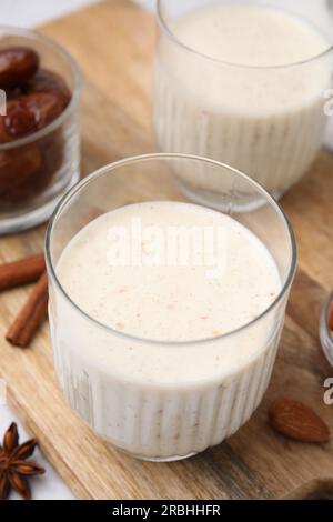 Verres de délicieux smoothie de date sur planche de bois, closeup Banque D'Images