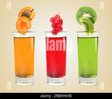 Différents jus fraîchement préparés sur fond beige. Fruits tombant dans des verres Banque D'Images