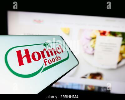 Smartphone avec le logo de la société alimentaire américaine Hormel Foods Corporation sur l'écran devant le site Web. Concentrez-vous sur le centre gauche de l'écran du téléphone. Banque D'Images