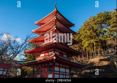Shimoyoshida, Japon - 27 décembre 2019. Vue en plein air de la célèbre Pagode Chureito. Banque D'Images