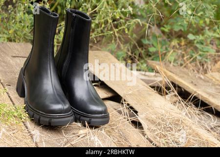 chaussures montantes noires pour femmes avec semelles épaisses sur des bûches, chaussures hiver pour femmes, chaussures et mode Banque D'Images