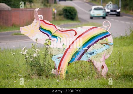 Les célèbres sculptures de Tamworth Pig qui sont situées autour de la ville ont été rénovées en 2021 dans le cadre d'un projet artistique impliquant l'artiste Luke Perry. Sur la photo, la statue de cochon située sur Lichfield Road près de Hopwass. Banque D'Images