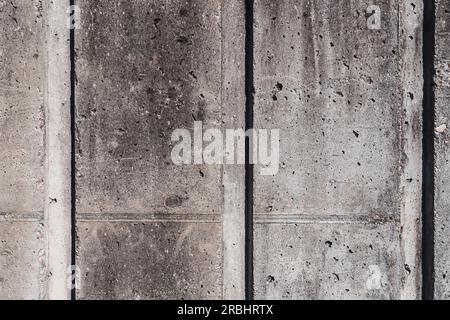 Texture de mur de béton gris comme fond grunge, façade industrielle usée Banque D'Images