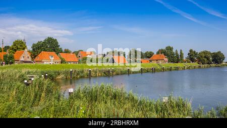 Panorama de petites maisons historiques derrière la digue à Enkhuizen, pays-Bas Banque D'Images