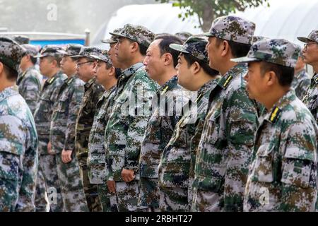 Site de distribution de matériel de lutte contre les inondations de la milice, 21 juin 2023, ville d'Anyang, province du Henan, Chine. Banque D'Images