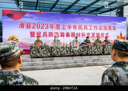 Site de distribution de matériel de lutte contre les inondations de la milice, 21 juin 2023, ville d'Anyang, province du Henan, Chine. Banque D'Images