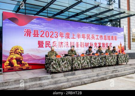 Site de distribution de matériel de lutte contre les inondations de la milice, 21 juin 2023, ville d'Anyang, province du Henan, Chine. Banque D'Images