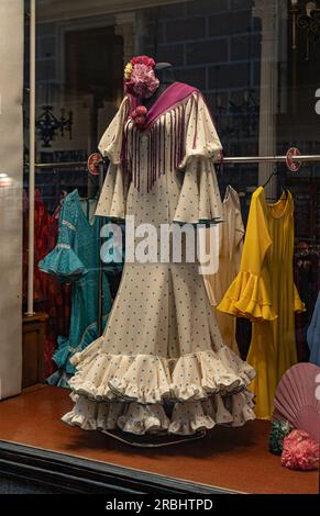 Belle robe de flamenco espagnole dans la vitrine Banque D'Images