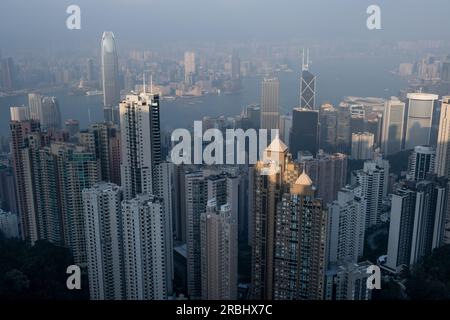 Vues incroyables sur la ville depuis la plate-forme d'observation sur Victoria Peak, Hong Kong, un soir d'été alors que la dernière lumière du jour frappe les blocs de la tour. Banque D'Images