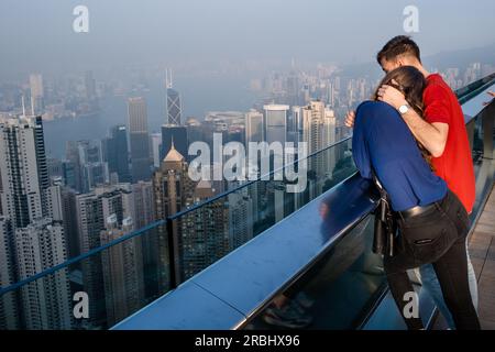 Un jeune couple romanrtc profite de la vue incroyable sur la ville depuis la plate-forme d'observation sur Victoria Peak, Hong Kong, Asie. Photo : Rob Watkins Banque D'Images