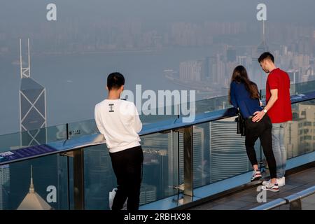 Un jeune couple romanrtc profite de la vue incroyable sur la ville depuis la plate-forme d'observation sur Victoria Peak, Hong Kong, Asie. Photo : Rob Watkins Banque D'Images