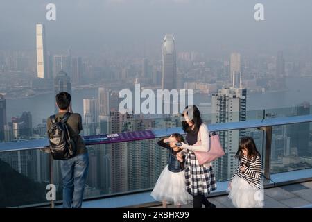 Les familles et les touristes apprécient les vues incroyables sur les toits de la ville depuis la plate-forme d'observation sur Victoria Peak, Hong Kong, Asie. Photo : Rob Watkins Banque D'Images