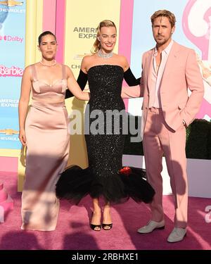 Los Angeles, États-Unis. 09 juillet 2023. America Ferrera, Margot Robbie et Ryan Gosling arrivent chez Warner Bros. La première mondiale « Barbie » de Picture a eu lieu au Shrine Auditorium le 9 juillet 2023 à Los Angeles, Californie. © Lisa OConnor/AFF-USA.com crédit : AFF/Alamy Live News Banque D'Images