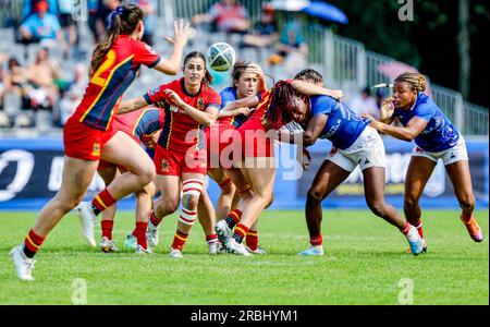 Hambourg, Allemagne. 09 juillet 2023. Rugby : finale du Championnat d'Europe féminin de Sevens au Steinwiesenweg Sports Park. Les équipes se battent pour le ballon. Crédit : Axel Heimken/dpa/Alamy Live News Banque D'Images