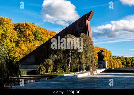 Abstrait drapeau de granit et sculpture de soldat avec tête badue au mémorial de la guerre soviétique pour 7000 soldats qui sont morts en WW2, Treptower Park, Berlin, Allemagne Banque D'Images