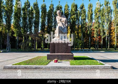 Sculpture – la mère patrie pleurant pour la perte de fils – au Mémorial de la guerre soviétique dans le parc de Treptow, Berlin, Allemagne Banque D'Images