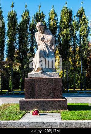 Sculpture – la mère patrie pleurant pour la perte de fils – au Mémorial de la guerre soviétique dans le parc de Treptow, Berlin, Allemagne Banque D'Images