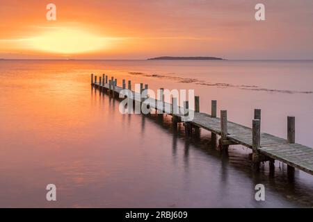Lever de soleil avec jetée à la mer Baltique, Kerteminde, île de Funen, Danemark du Sud, Danemark Banque D'Images