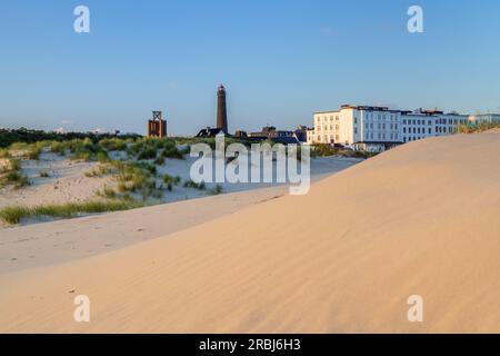 Dunes, nouveau phare et maisons, île de Borkum, Basse-Saxe, Allemagne Banque D'Images