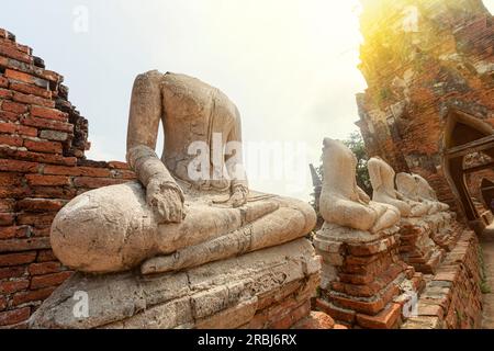 Ancien bouddha est cassé, pas de tête statue de Bouddha. Statue de Bouddha sans tête sur le mur de briques de l'ancien Wat Mahathat, province d'Ayutthaya , Thaïlande. Banque D'Images