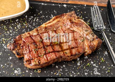 New York Strip loin sur une planche à découper en pierre au steak House Banque D'Images