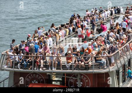 Paris romantique. Les gens sur les bateaux de croisière fluviale Bateaux mouches sur la Seine près de Pont Royal. Paris Banque D'Images