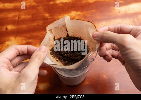 Le café moulu utilisé est laissé dans un égouttoir à café. Les Marc de café peuvent être utilisés comme engrais. Banque D'Images