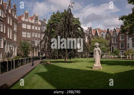 Cour avec statue et architecture typique, Amsterdam, province de Hollande du Nord, pays-Bas, Europe Banque D'Images