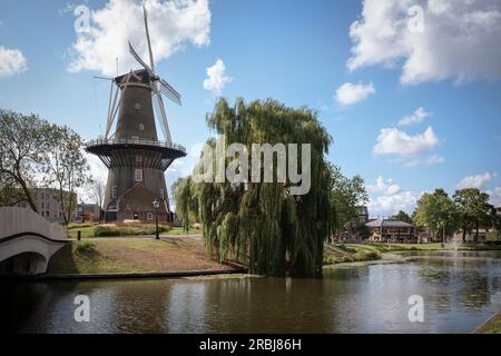 Moulin à vent sur un canal à Leiden, province de Zuid-Holland, pays-Bas, Europe Banque D'Images