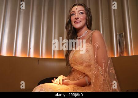 Kolkata, Inde. 09 juillet 2023. Alexandra Taylor, mannequin et actrice britannique pose devant le photographe lors d'un album de musique qui lance ''Agle Rakhbo Tomay'' à Kolkata, en Inde, le 9 juillet 2023. (Photo de Debajyoti Chakraborty/NurPhoto)0 crédit : NurPhoto SRL/Alamy Live News Banque D'Images