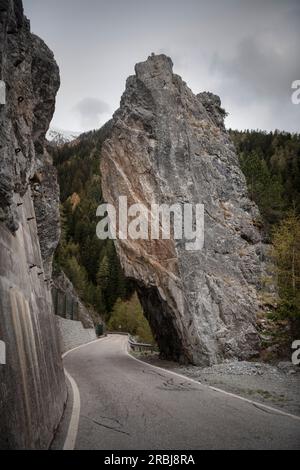 La route mène à travers les rochers à Jaufenpass, Tyrol du Sud, Italie, Alpes, Europe Banque D'Images