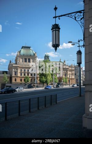 Vue de la Grande Synagogue vers le Théâtre Tyl à Pilsen (Plzeň), Bohême, République Tchèque, Europe Banque D'Images