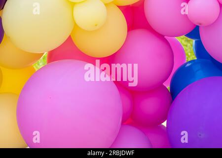 Arrière-plan abstrait et lumineux d'un mélange de ballons de couleur arc-en-ciel, célébrant. Banque D'Images