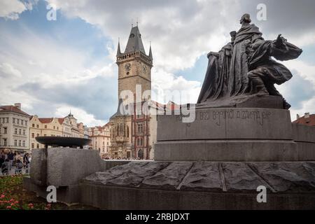 Jan Hus Monument en face de l'Hôtel de ville de Prague, Prague, Bohême, République tchèque, Europe, Site du patrimoine mondial de l'UNESCO Banque D'Images