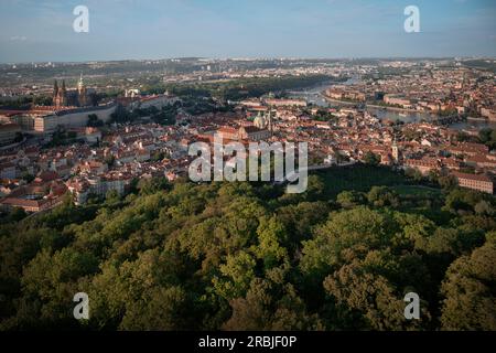 Vue panoramique de la tour de guet de Petřín au château de Prague avec la vieille ville, Prague, Bohême, République tchèque, Europe, Site du patrimoine mondial de l'UNESCO Banque D'Images