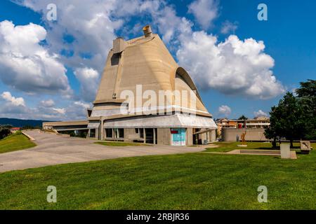 Église de St. Peter de le Corbusier. Site du Corbusier à Firminy-Vert Centre civique, Saint-Etienne, Loire département, région Auvergne-Rhône-Alpes, FRA Banque D'Images